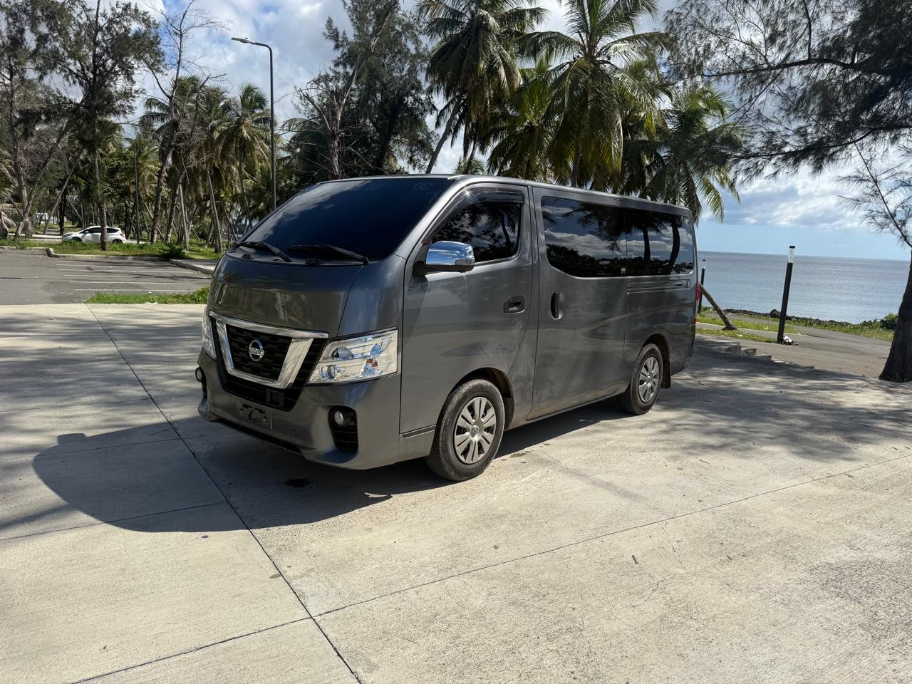 Nissan NV350 Gris